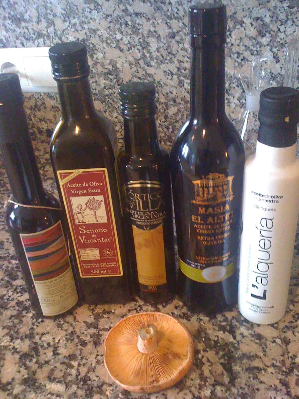 botellas de AOVE con níscalo